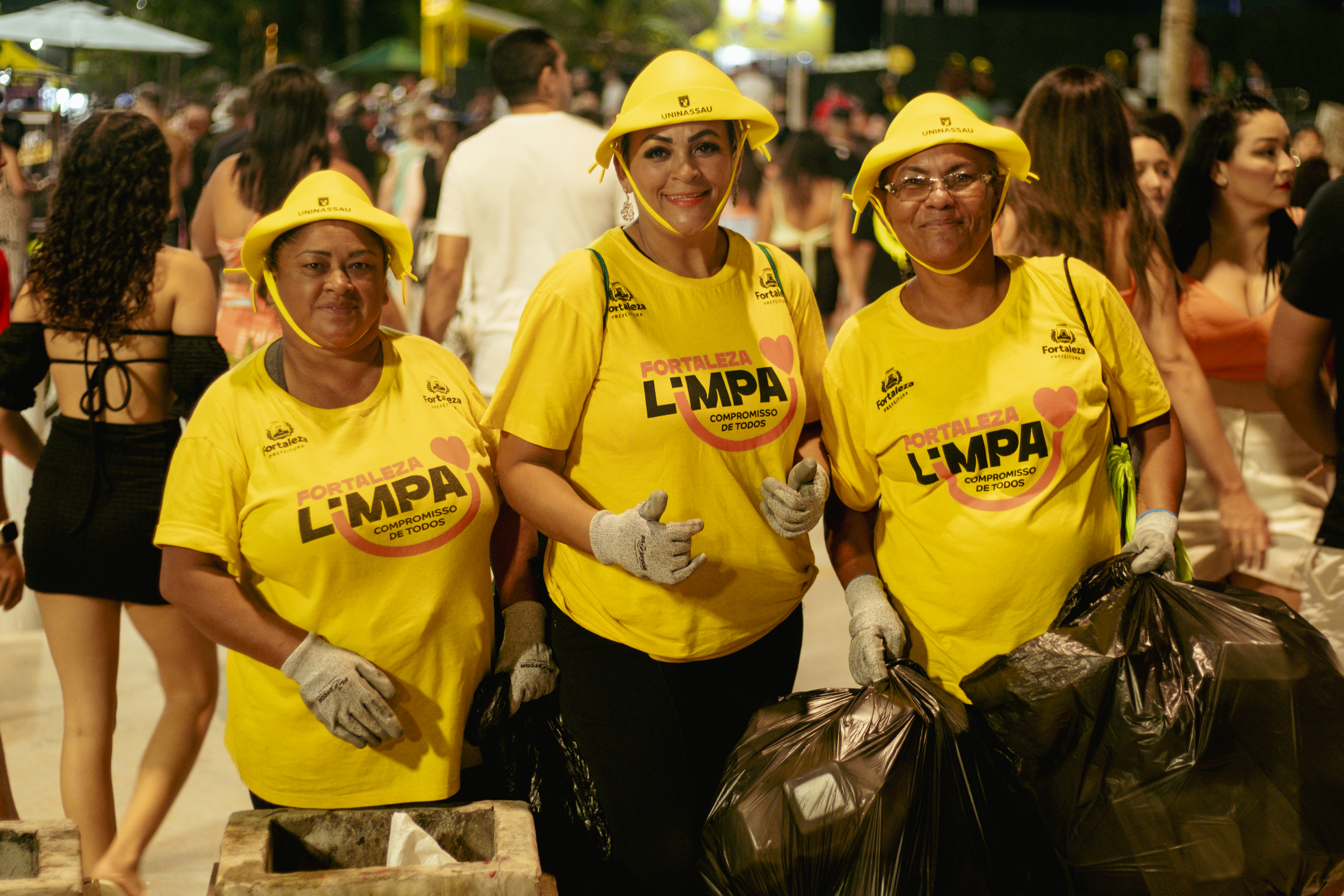 grupo de pessoas posa para a foto